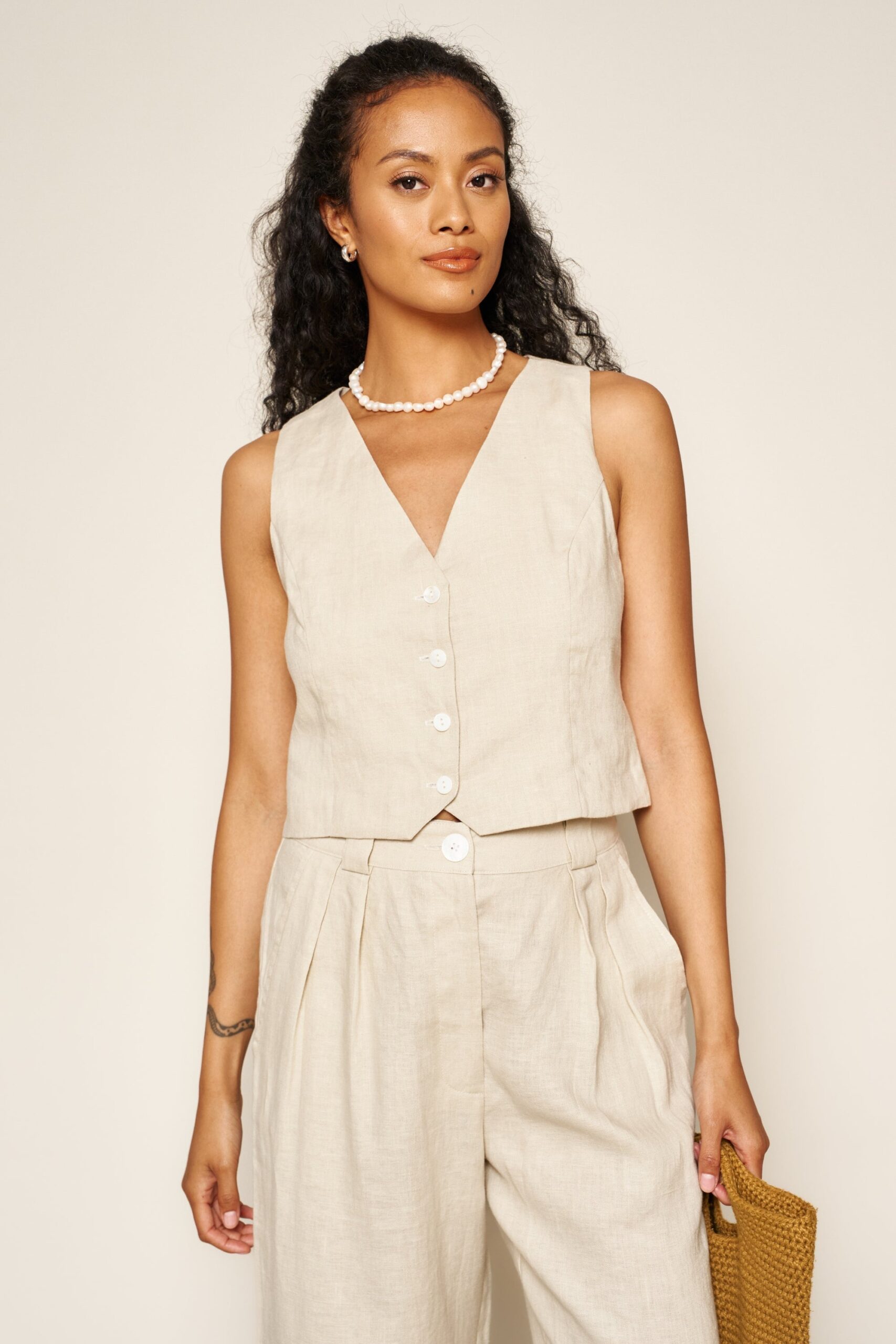 Bowie-Linen-Vest-in-Oatmeal-Whimsy-and-Row_jpg_6e03ee8b-1c7b-4f80-8812-7b37ed7ff102.jpg